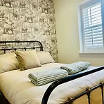 No3 Little Eaton - Perfectly Located Town House - By The Sea - Free Parking