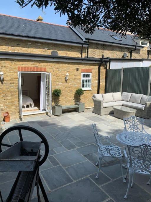 New! No3 Little Eaton - Perfectly Located Town House - By The Sea - Free Parking Holiday home