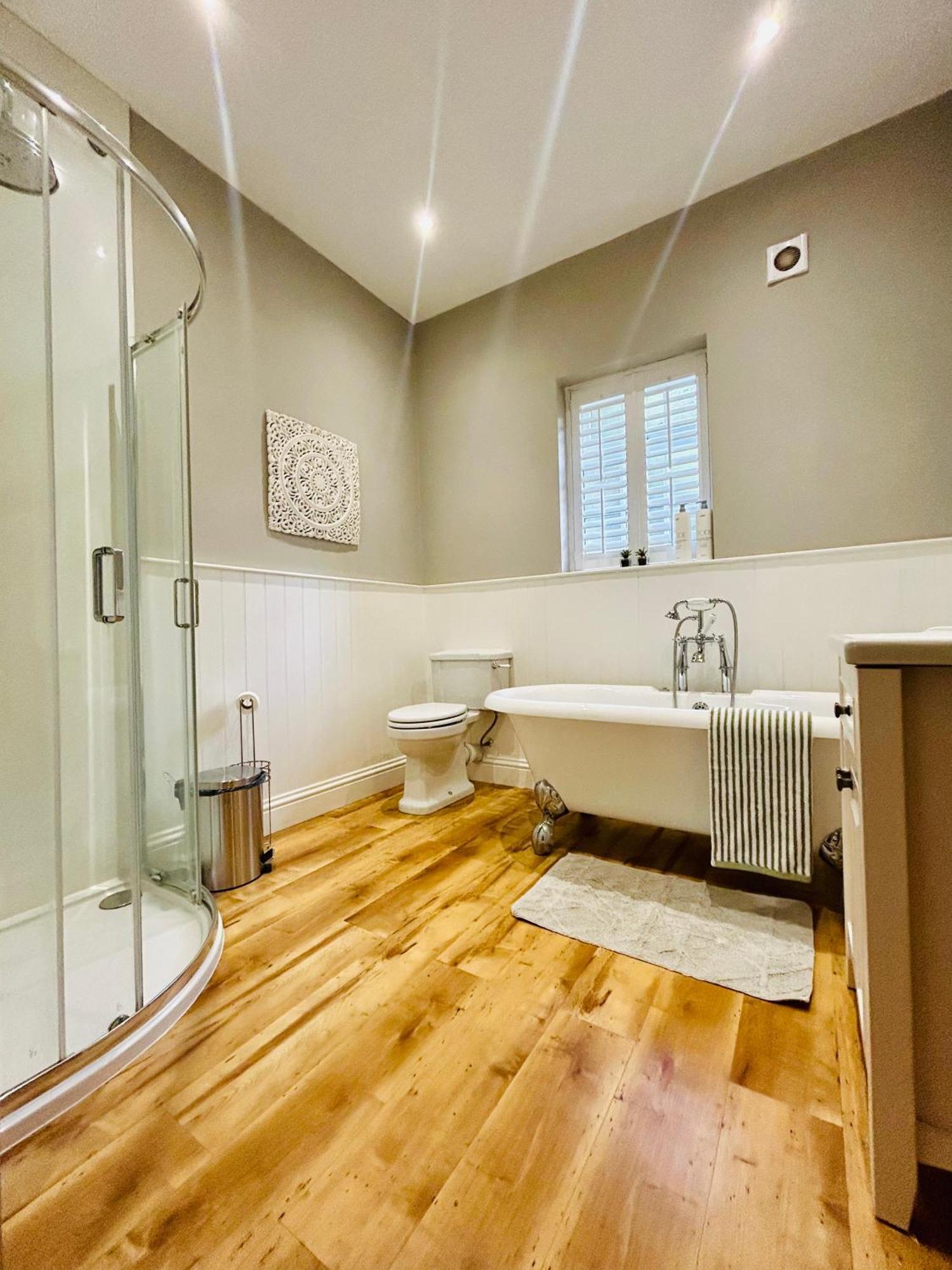 New! No3 Little Eaton - Perfectly Located Town House - By The Sea - Free Parking Holiday home