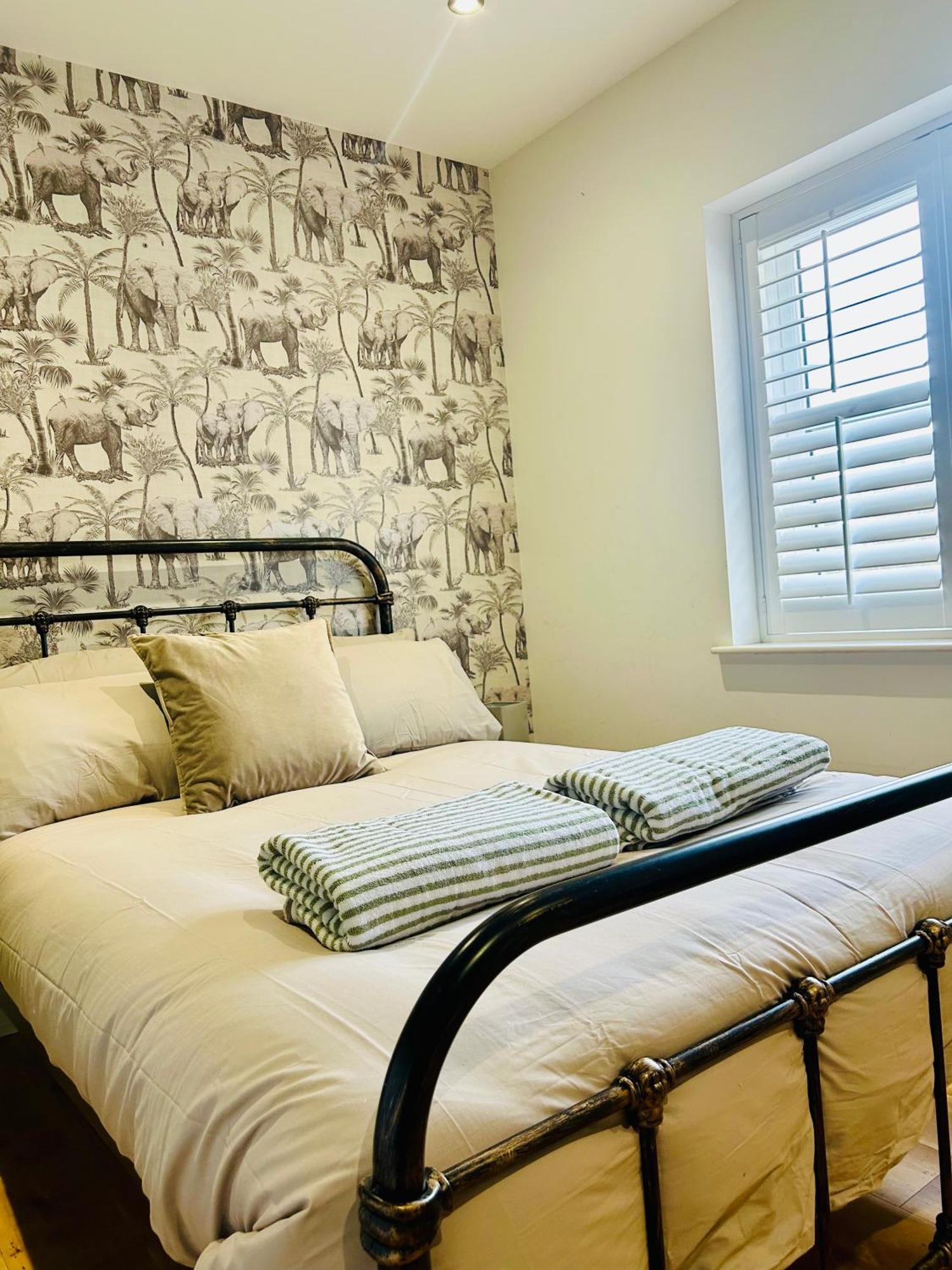 Holiday home New! No3 Little Eaton - Perfectly Located Town House - By The Sea - Free Parking *