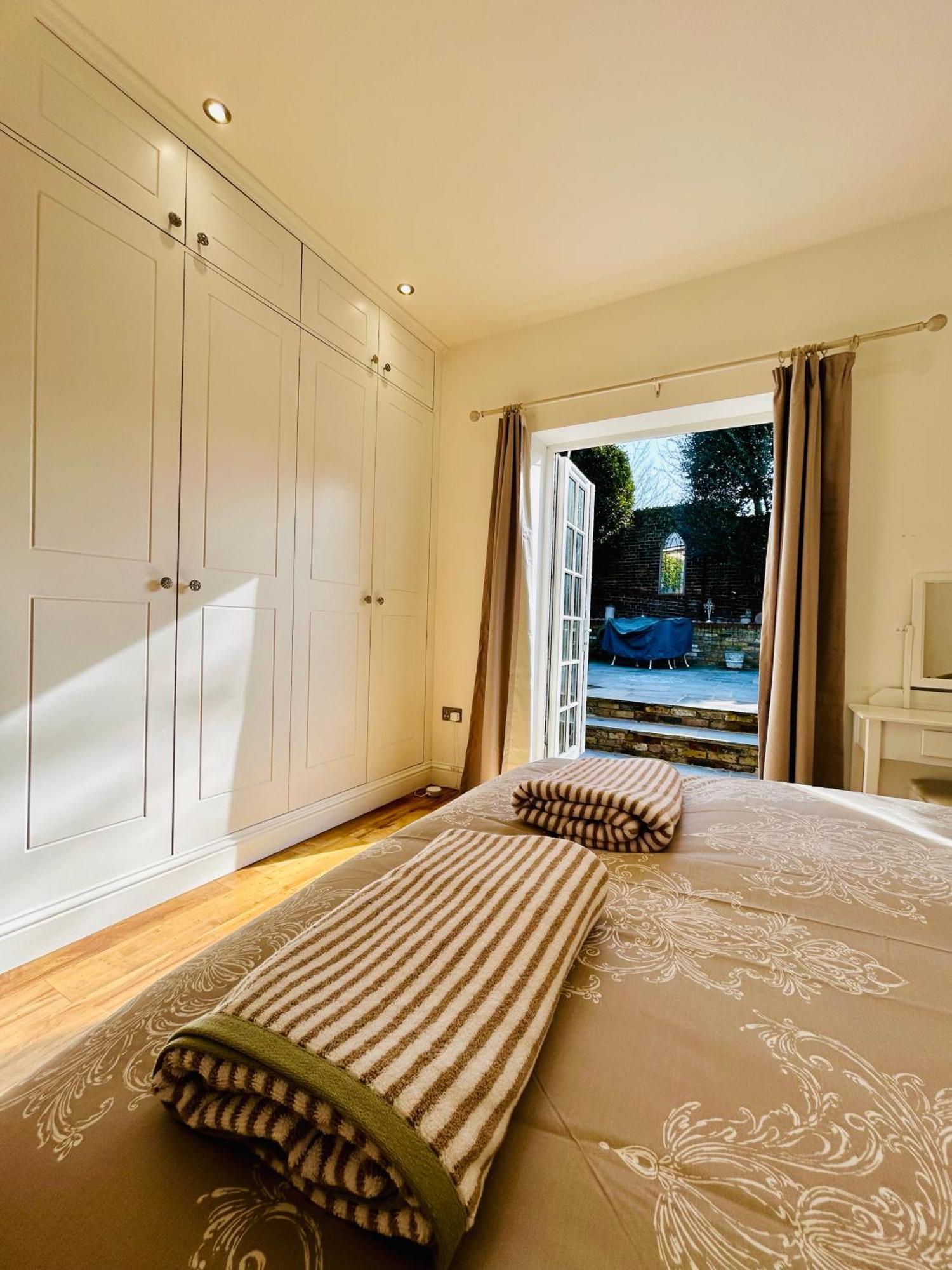 New! No3 Little Eaton - Perfectly Located Town House - By The Sea - Free Parking *